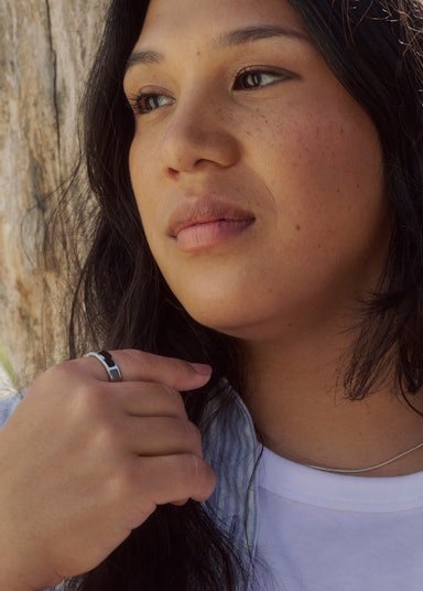A woman wearing an Auro Ring 5 in Silver finish